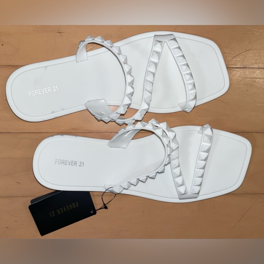 BRAND NEW WHITW SANDALS